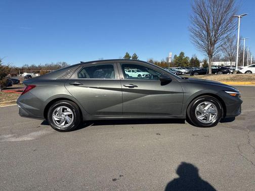 2024 Hyundai ELANTRA SE