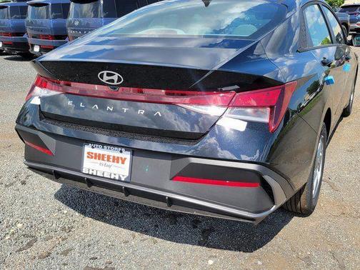 Abyss Black 2026 Hyundai ELANTRA SE