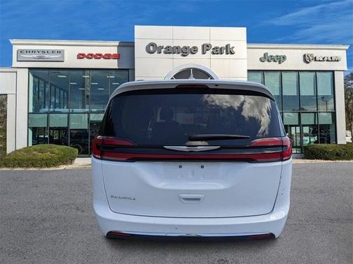 2022 Chrysler Pacifica Touring-L