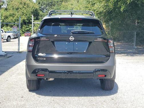 Super Black 2027 Nissan Kicks SV
