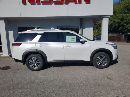 2025 Nissan Pathfinder SL