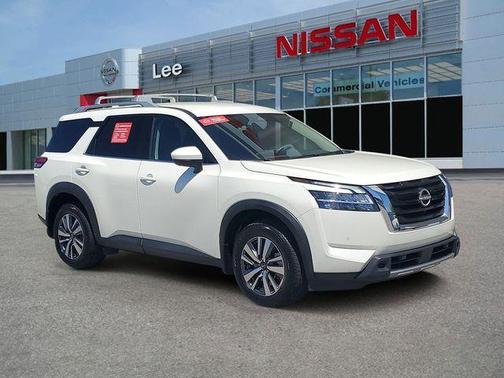 White 2024 Nissan Pathfinder SL