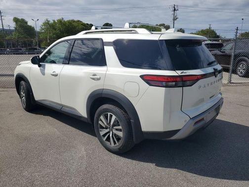 2024 Nissan Pathfinder SL
