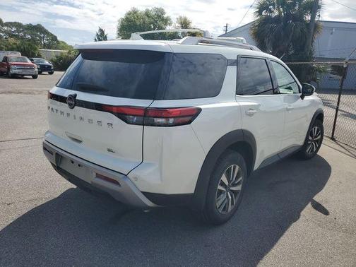 2024 Nissan Pathfinder SL