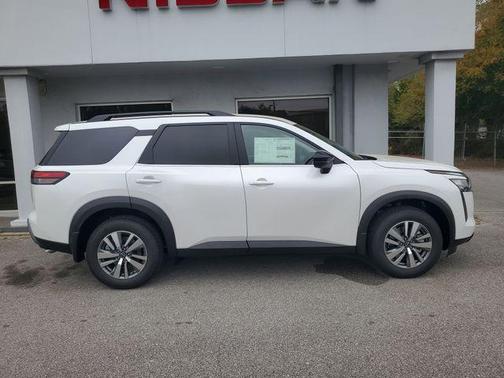 Everest White P 2026 Nissan Pathfinder SL