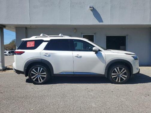 White Pearl 2025 Nissan Pathfinder Platinum