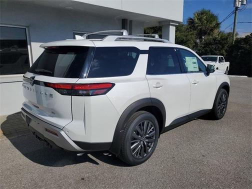 2025 Nissan Pathfinder SL