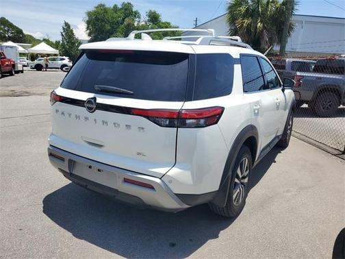 2024 Nissan Pathfinder SL