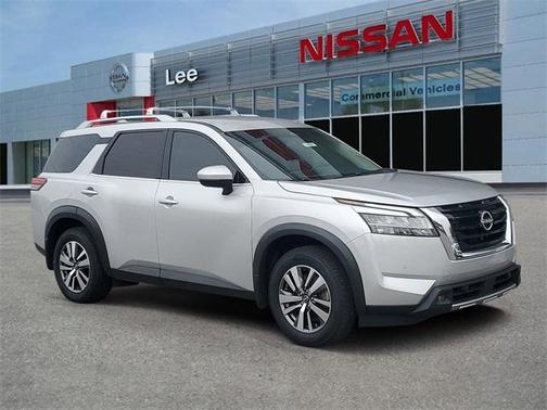 2022 Nissan Pathfinder SL