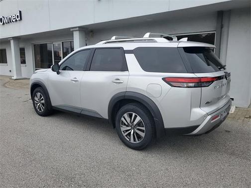 2022 Nissan Pathfinder SL