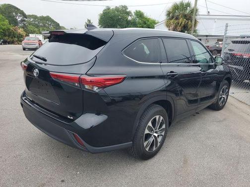 Midnight Black Metallic 2022 Toyota Highlander XLE