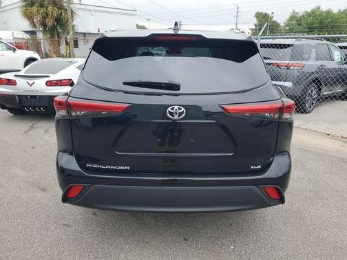 Midnight Black Metallic 2022 Toyota Highlander XLE