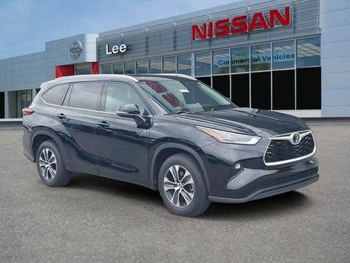 Midnight Black Metallic 2022 Toyota Highlander XLE