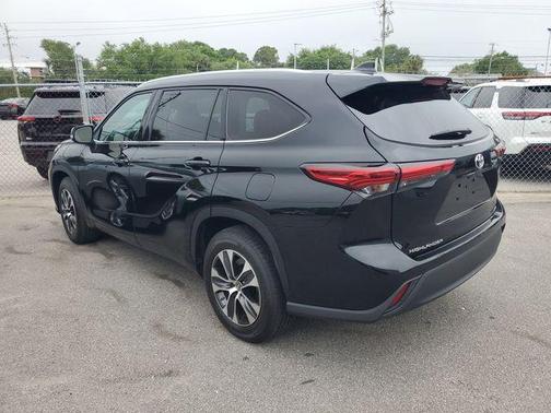 Midnight Black Metallic 2022 Toyota Highlander XLE