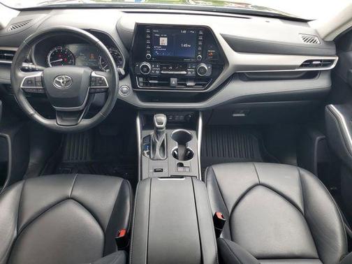 Midnight Black Metallic 2022 Toyota Highlander XLE