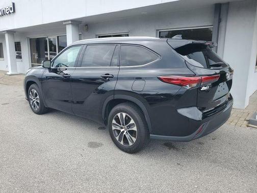 Midnight Black Metallic 2022 Toyota Highlander XLE