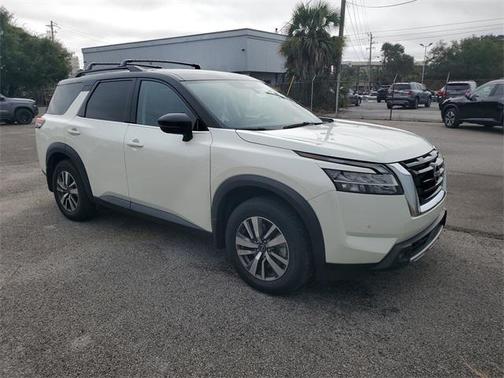 2022 Nissan Pathfinder SL