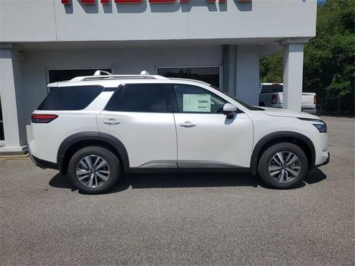 2025 Nissan Pathfinder SL