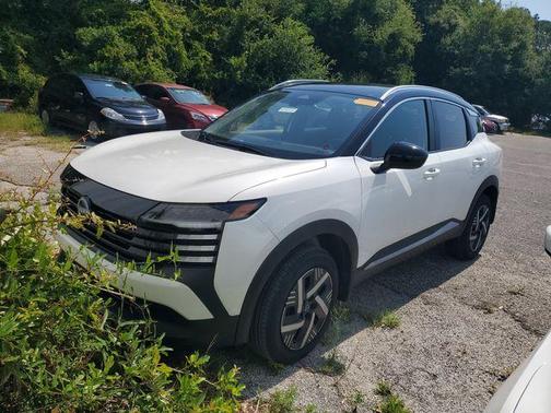 2t Wht Blk Roof 2026 Nissan Kicks SV