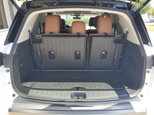 White / Black 2026 Nissan Pathfinder Platinum