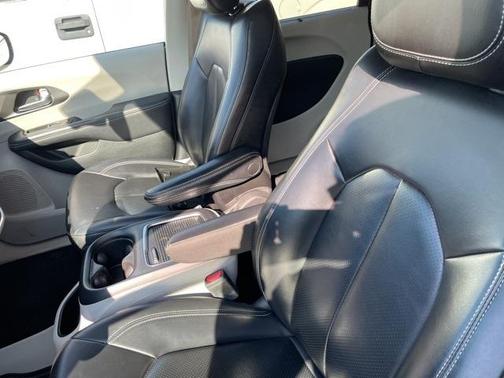 2023 Chrysler Pacifica Touring-L