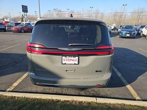 2023 Chrysler Pacifica Touring-L