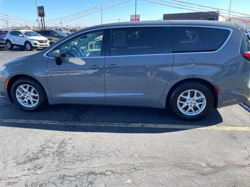 2023 Chrysler Pacifica Touring-L