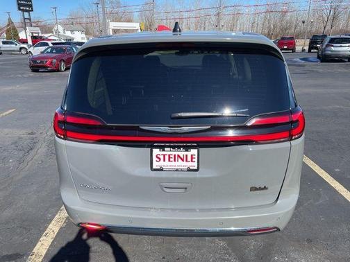 2023 Chrysler Pacifica Touring-L