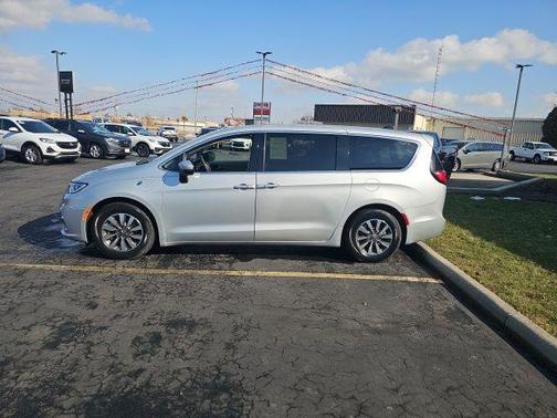 Silver Mist Clearcoat 2023 Chrysler Pacifica Hybrid Touring L