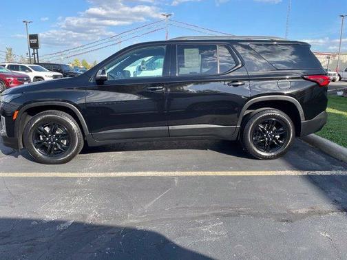 Mosaic Black Metallic 2022 Chevrolet Traverse LT Cloth