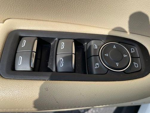 Crystal White Tri-Coat 2017 Cadillac XT5 Luxury