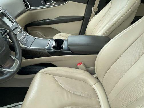 2019 Lincoln Nautilus Select