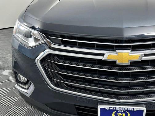 Gray 2018 Chevrolet Traverse LT Cloth