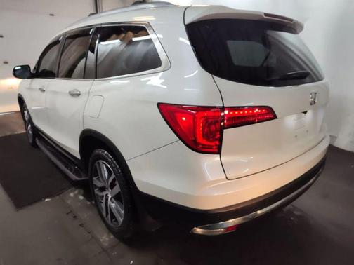 White Diamond Pearl 2017 Honda Pilot Touring
