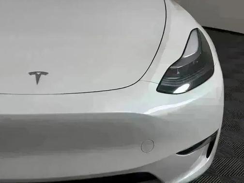 Pearl White Multi-Coat 2025 Tesla Model Y Long Range Dual Motor All-Wheel Drive