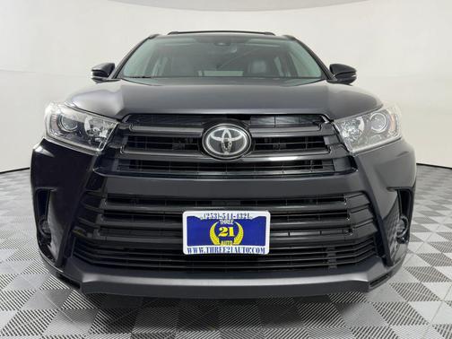 Midnight Black Metallic 2019 Toyota Highlander SE