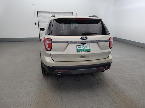 White Gold Metallic 2017 Ford Explorer XLT