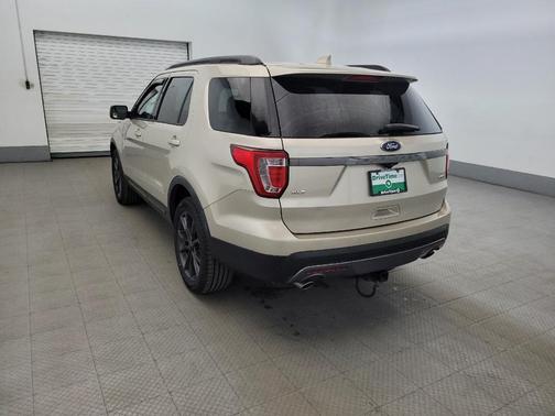 White Gold Metallic 2017 Ford Explorer XLT