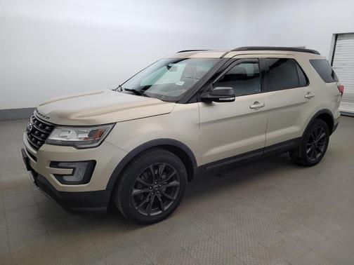 White Gold Metallic 2017 Ford Explorer XLT
