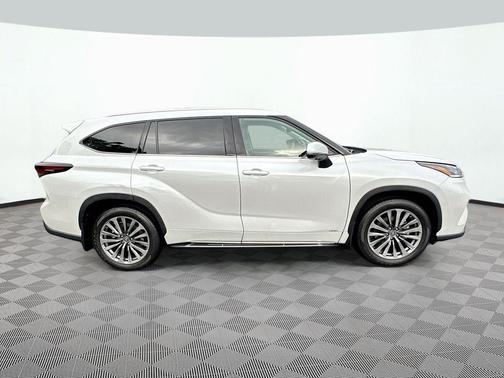 Wind Chill Pearl 2025 Toyota Highlander Hybrid Limited