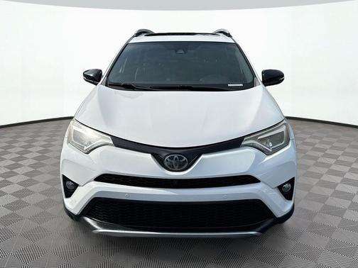 Super White 2016 Toyota RAV4 SE