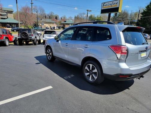 Photo 5 of 32 of 2018 Subaru Forester 2.5i Limited