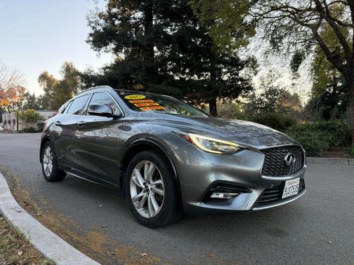 2017 INFINITI QX30 Premium