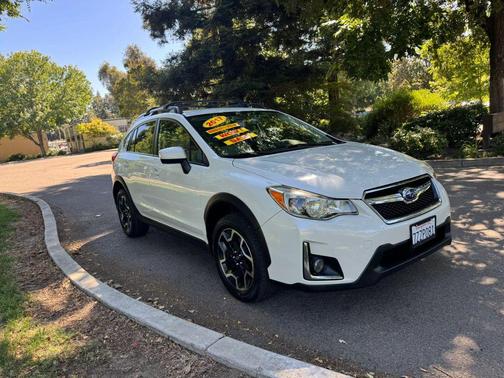 Crystal White Pearl 2017 Subaru Crosstrek 2.0i Premium