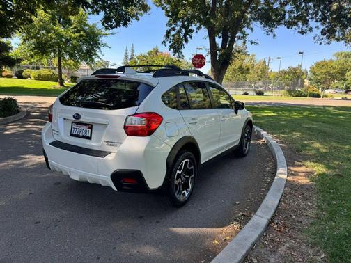 Crystal White Pearl 2017 Subaru Crosstrek 2.0i Premium