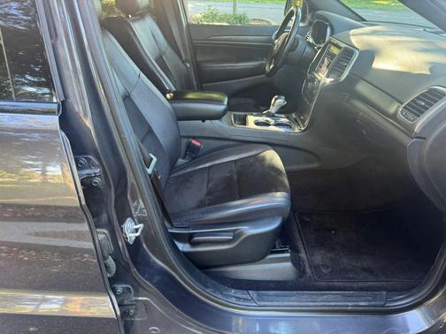 Granite Crystal Metallic Clearcoat 2018 Jeep Grand Cherokee Altitude