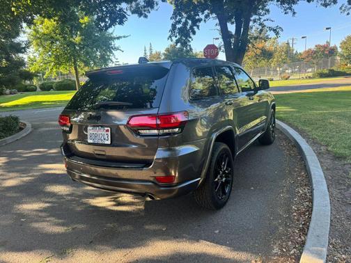 Granite Crystal Metallic Clearcoat 2018 Jeep Grand Cherokee Altitude