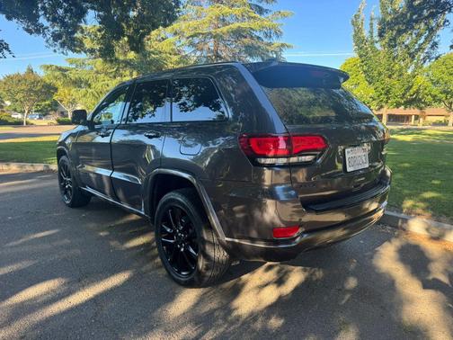 Granite Crystal Metallic Clearcoat 2018 Jeep Grand Cherokee Altitude