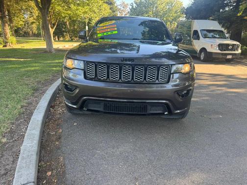 Granite Crystal Metallic Clearcoat 2018 Jeep Grand Cherokee Altitude