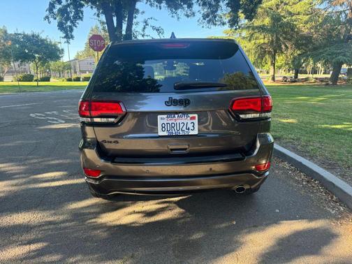 Granite Crystal Metallic Clearcoat 2018 Jeep Grand Cherokee Altitude